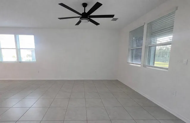 a view of livingroom with furniture and ceiling fan