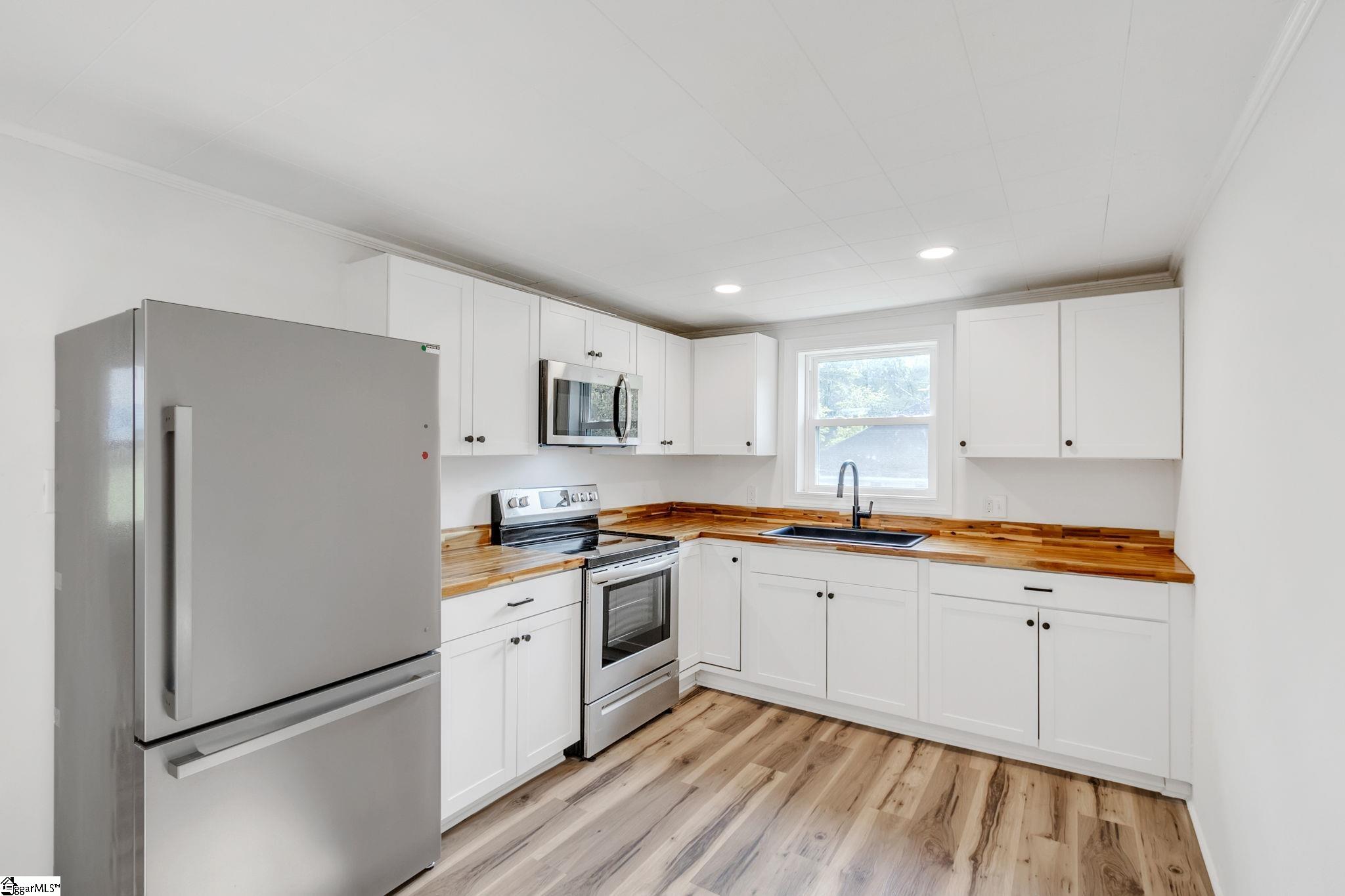 1227 Spring Street Spartanburg, SC 29307 - Photo 5 of 15 Gallery Image 5