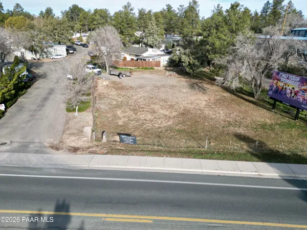 a view of a yard with fountain