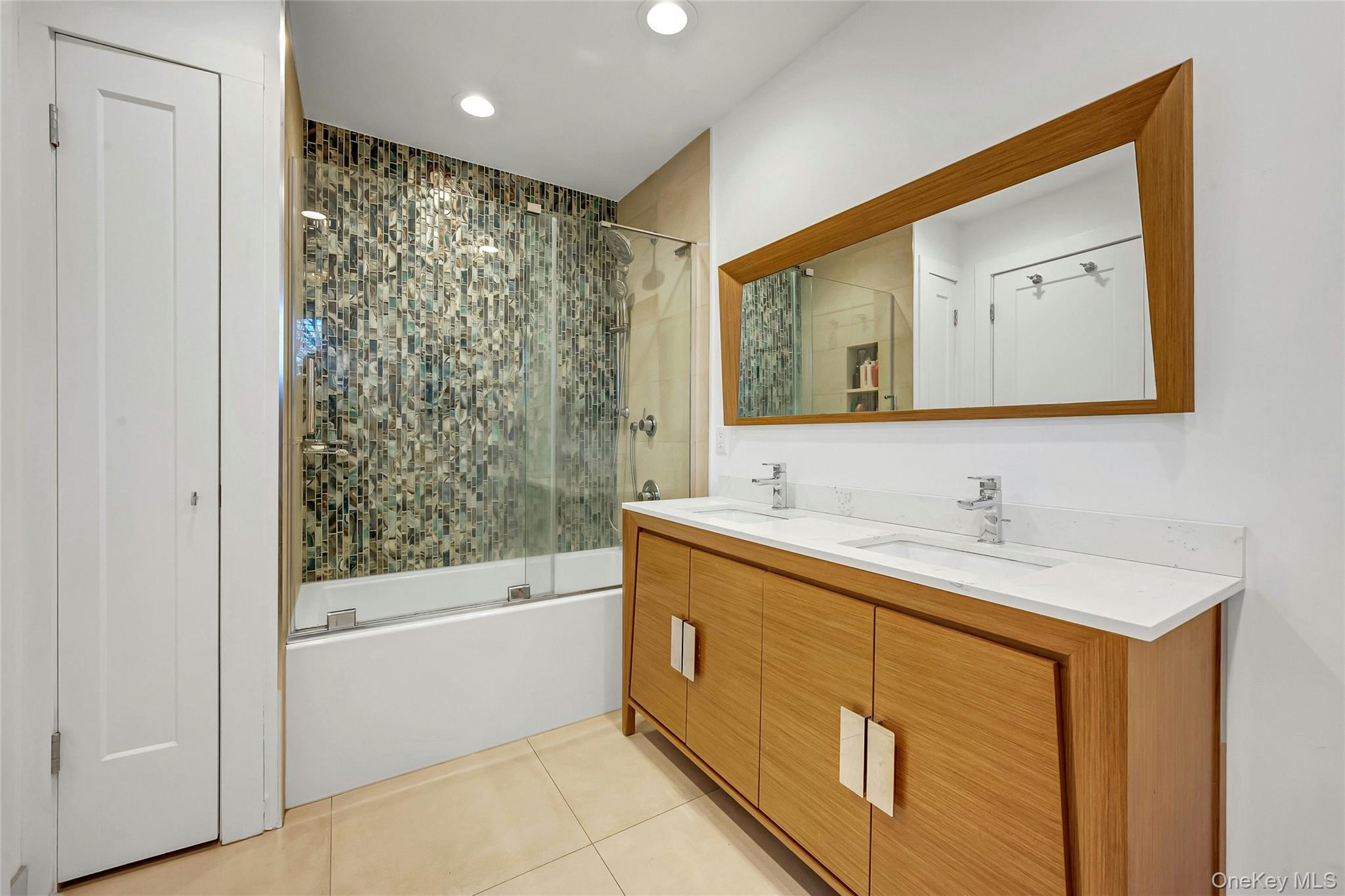 33 Hirst Road Briarcliff Manor, NY 10510 - Photo 13 of 25 a bathroom with a bathtub a sink and a mirror