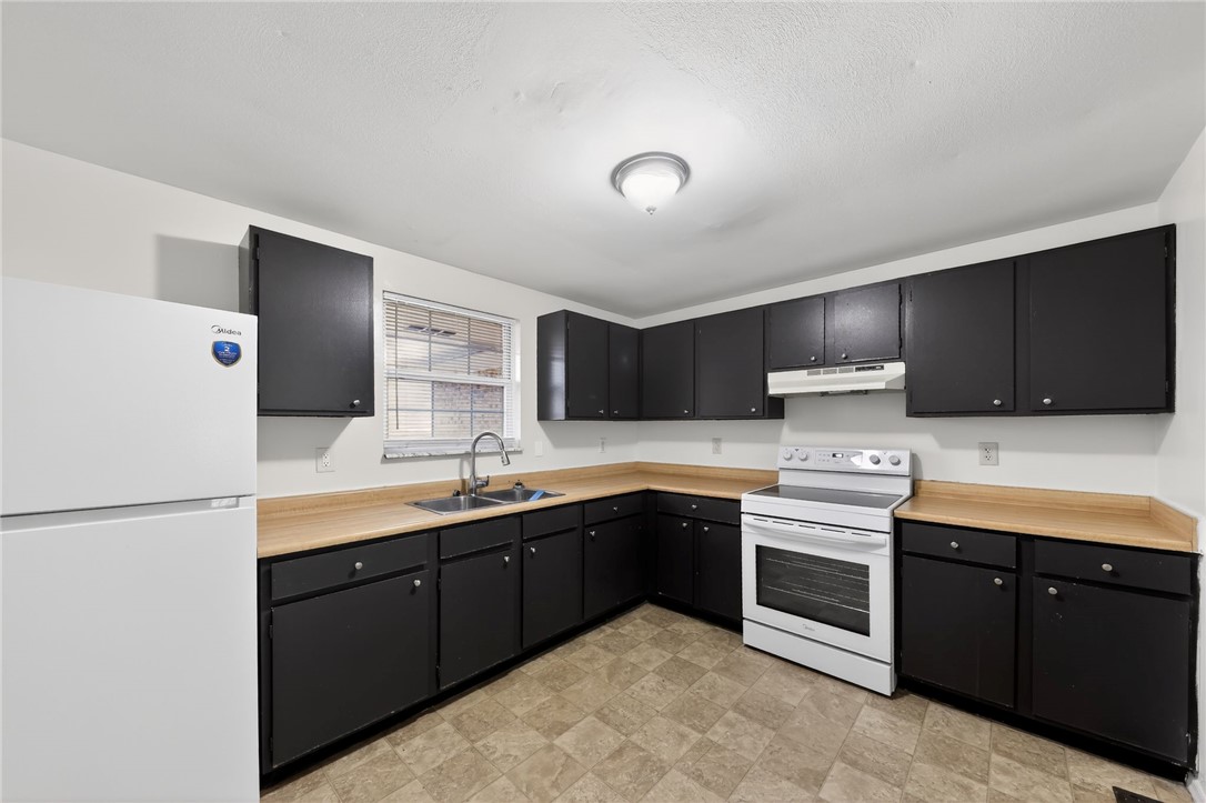 6070 Charlesgate Road Huber Heights, OH 45424 - Photo 19 of 29 This functional kitchen provides a practical and efficient space for daily meal preparation.