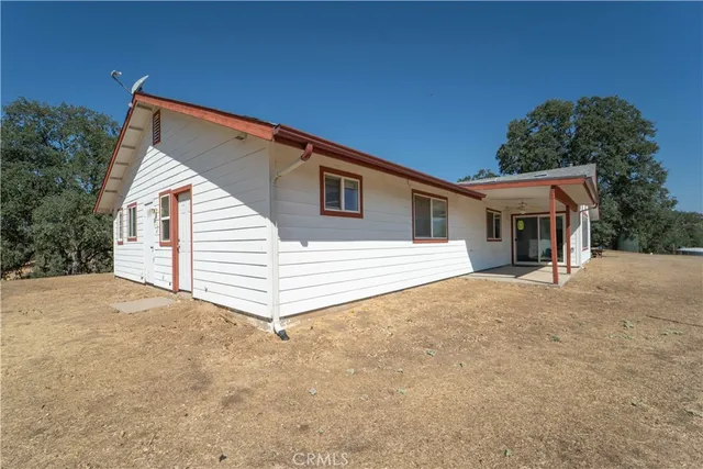a view of a house with a backyard