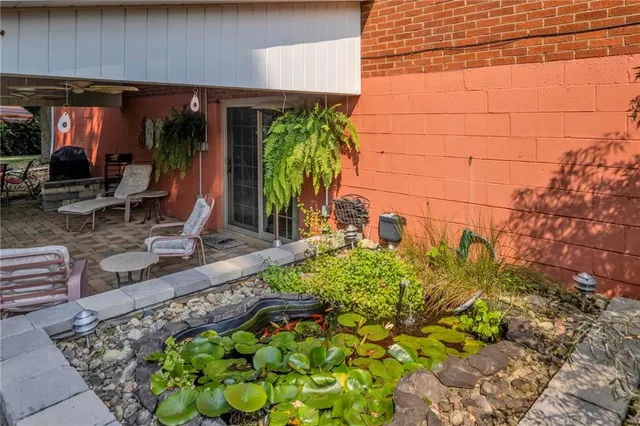 a view of a bunch of trees and buildings