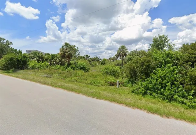 a view of a yard and basketball court