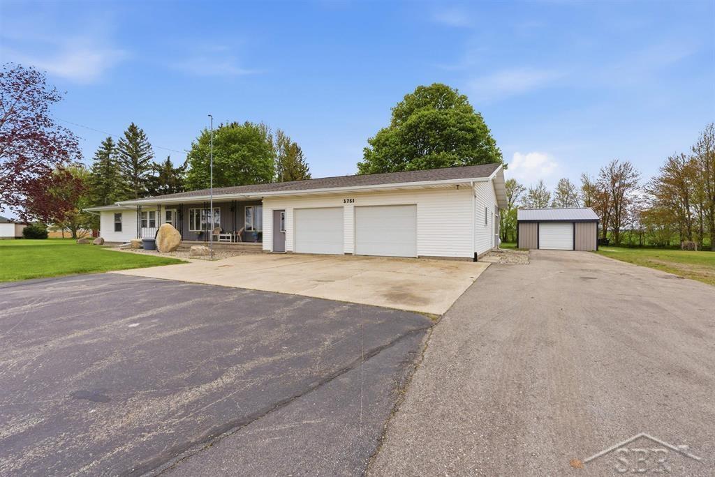 3751 North Mackinaw Road Pinconning, MI 48650 - Photo 1 of 40