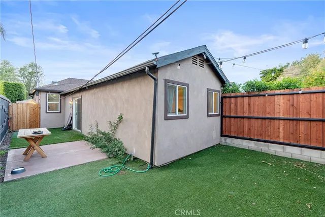 a view of yard with green space