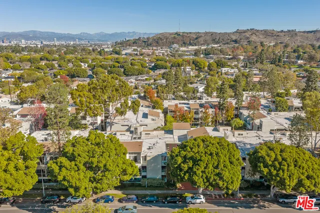 a view of residential houses with outdoor space