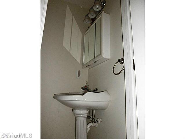 5255 Murray Road Winston-Salem, NC 27106 - Photo 14 of 16 Bath.