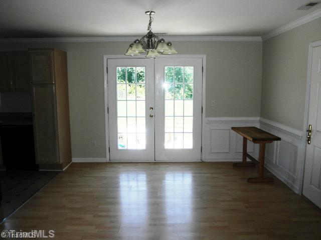 5255 Murray Road Winston-Salem, NC 27106 - Photo 4 of 16 Living Room.