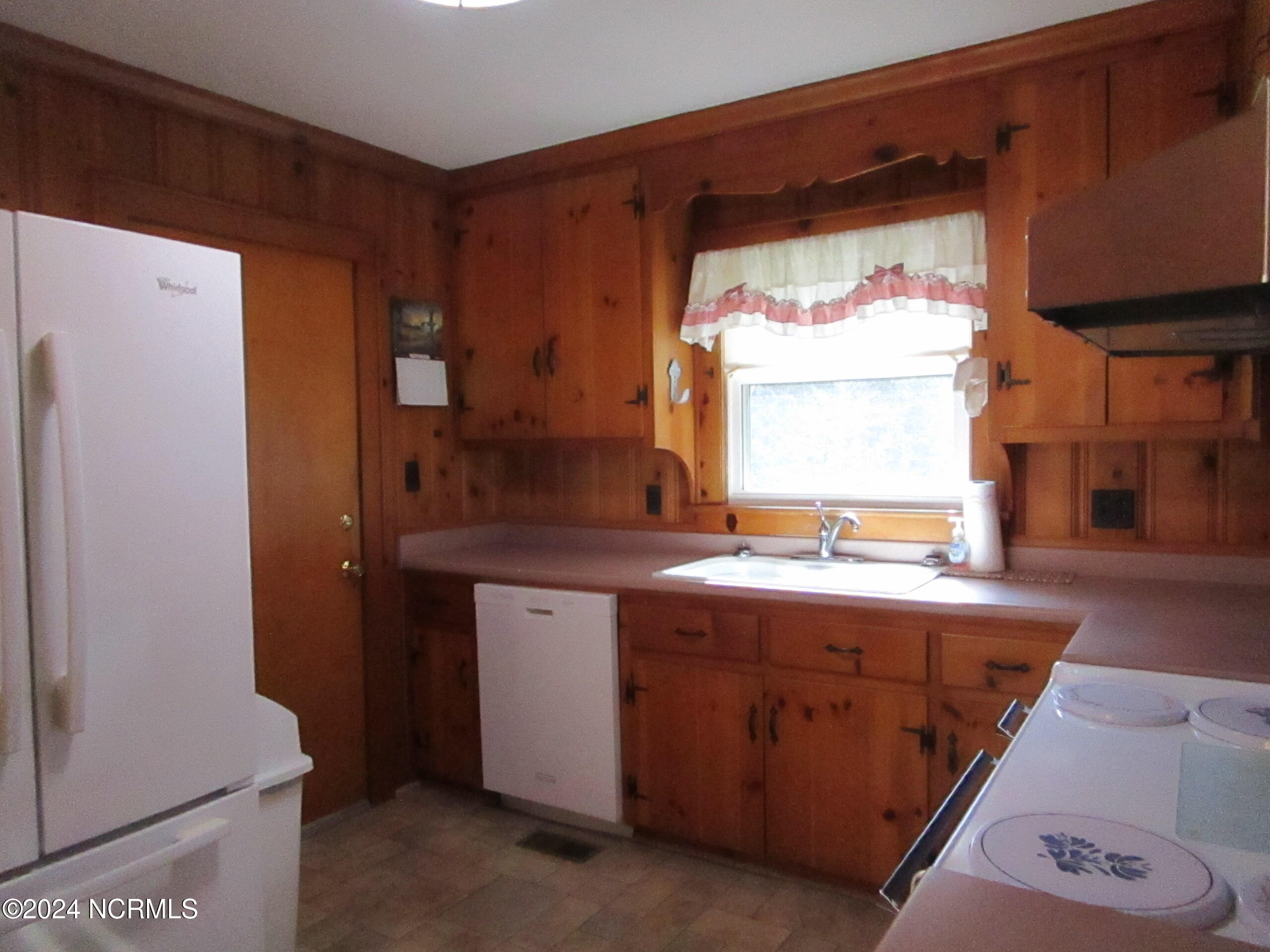 1818 River Road Elizabeth City, NC 27909 - Photo 10 of 45 Kitchen