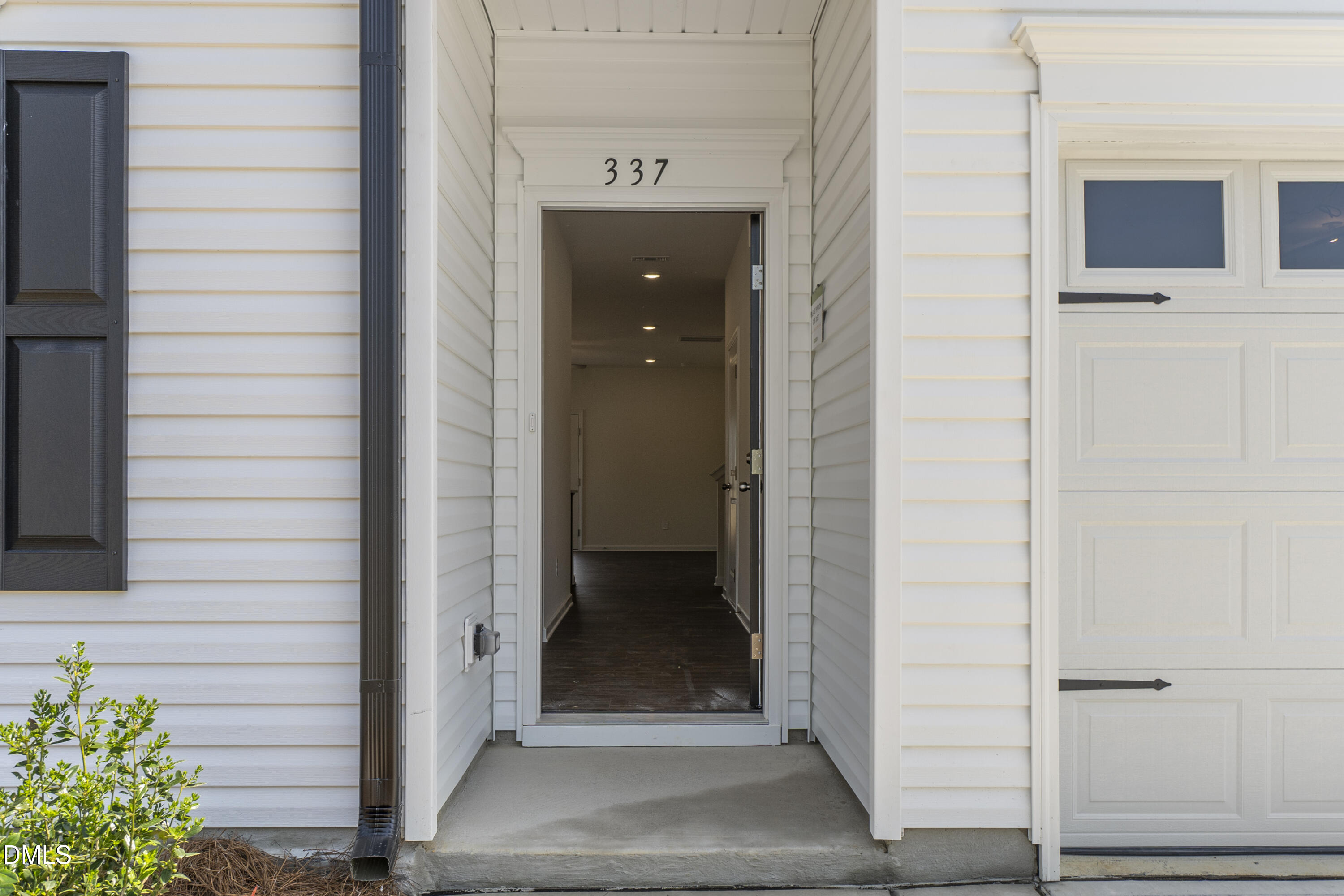 337 White Azalea Way Benson, NC 27504 - Photo 4 of 34 Entry