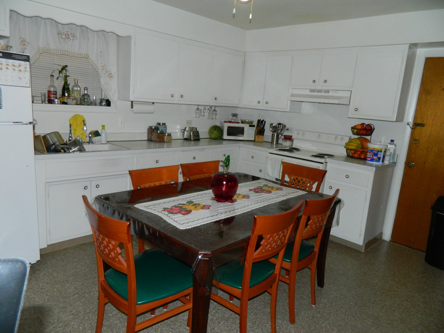 6625 Pershing Road Stickney, IL 60402 - Photo 5 of 10 a dining room with stainless steel appliances a table and chairs