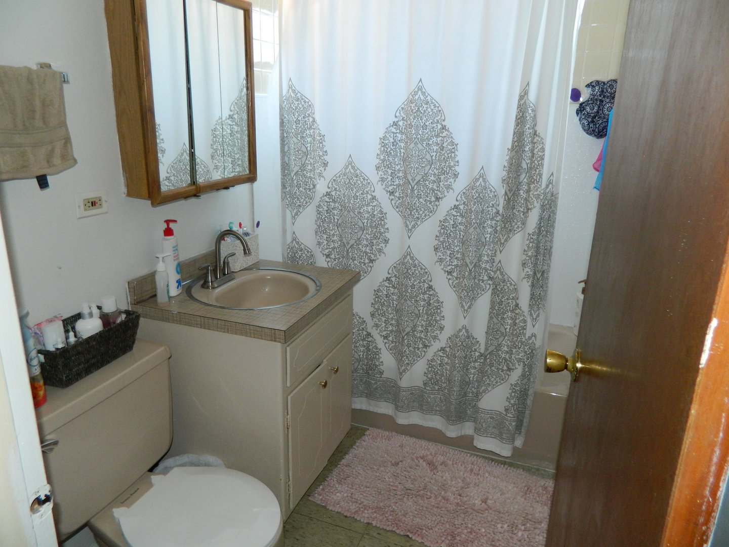 6625 Pershing Road Stickney, IL 60402 - Photo 8 of 10 a bathroom with a sink toilet and shower