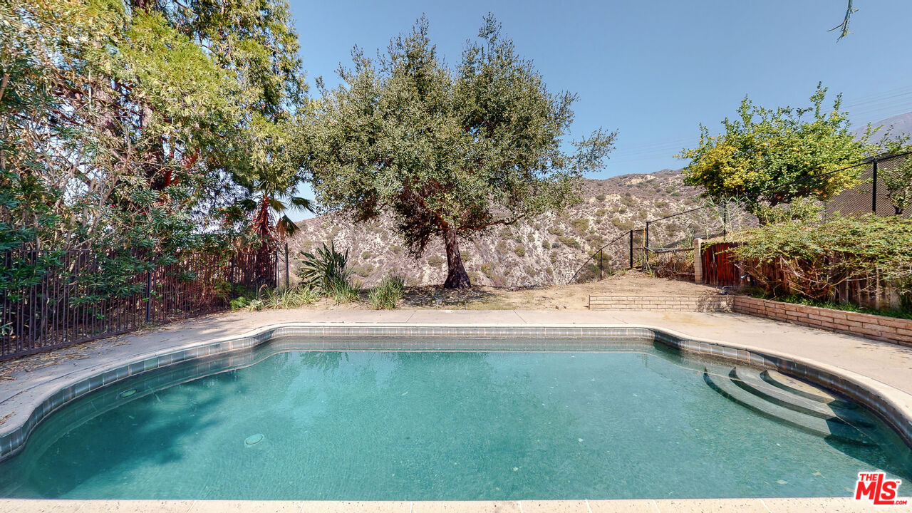 4535 El Prieto Road Altadena, CA 91001 - Photo 38 of 41 a view of a backyard with plants