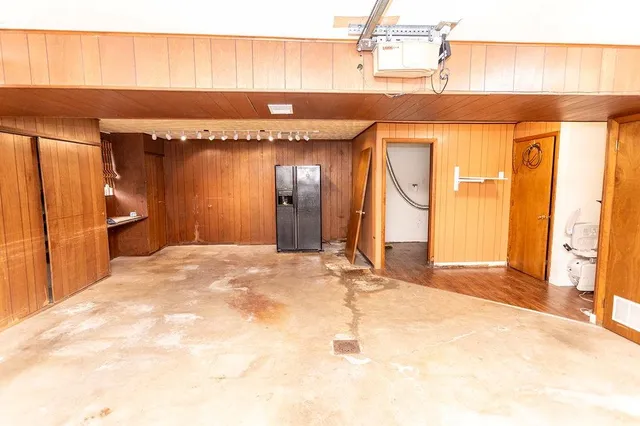 a view of an house with backyard