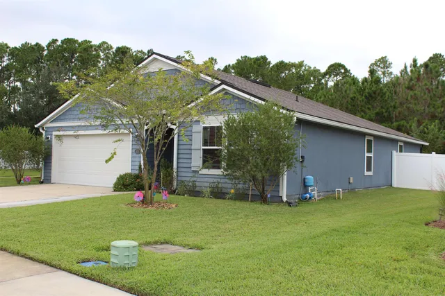 a view of a house with backyard and garden