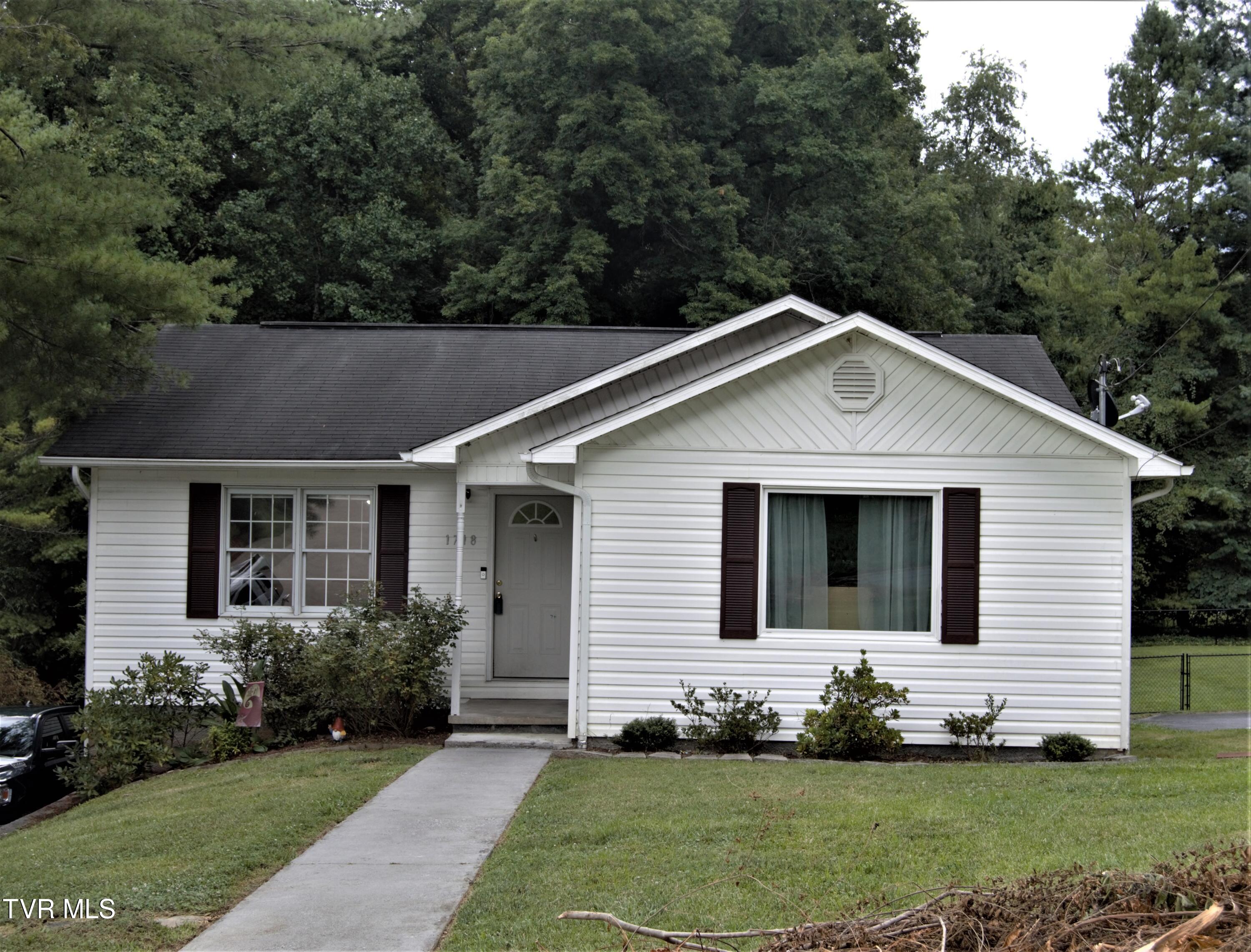 1718 Field Road Elizabethton, TN 37643 - Photo 1 of 32 DSC_0109