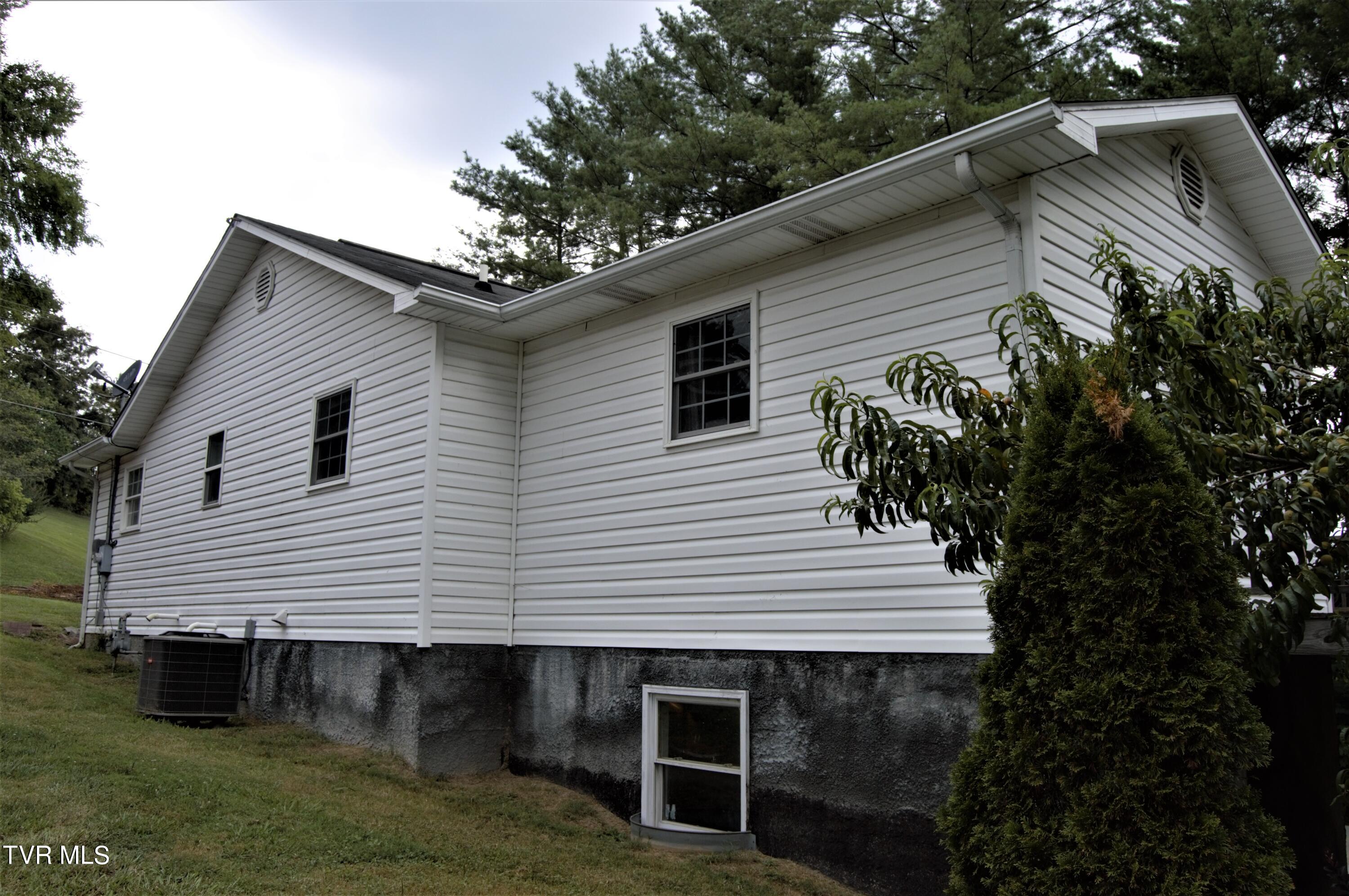 1718 Field Road Elizabethton, TN 37643 - Photo 27 of 32 DSC_0113