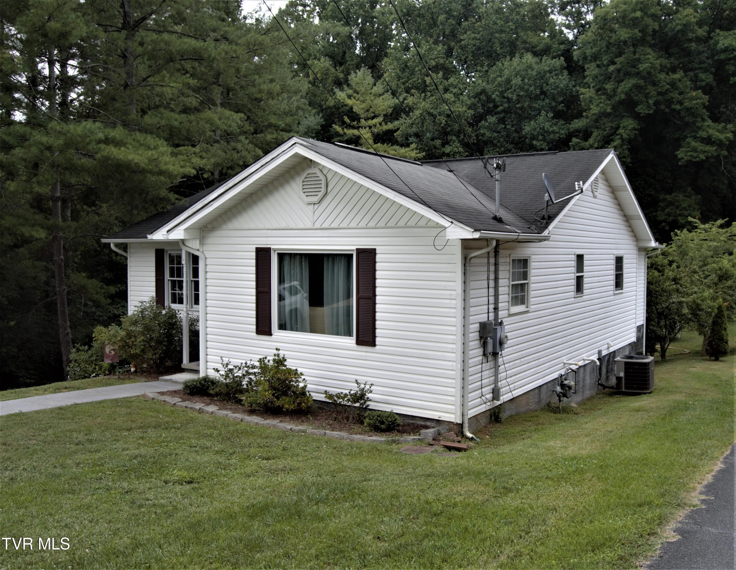 1718 Field Road Elizabethton, TN 37643 - Photo 3 of 32 DSC_0112