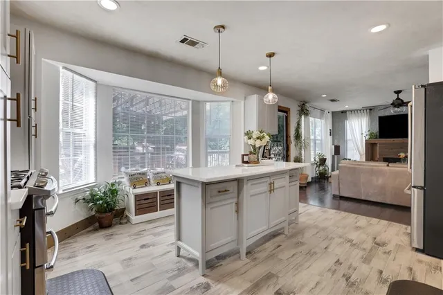 a large kitchen with kitchen island a large island in it