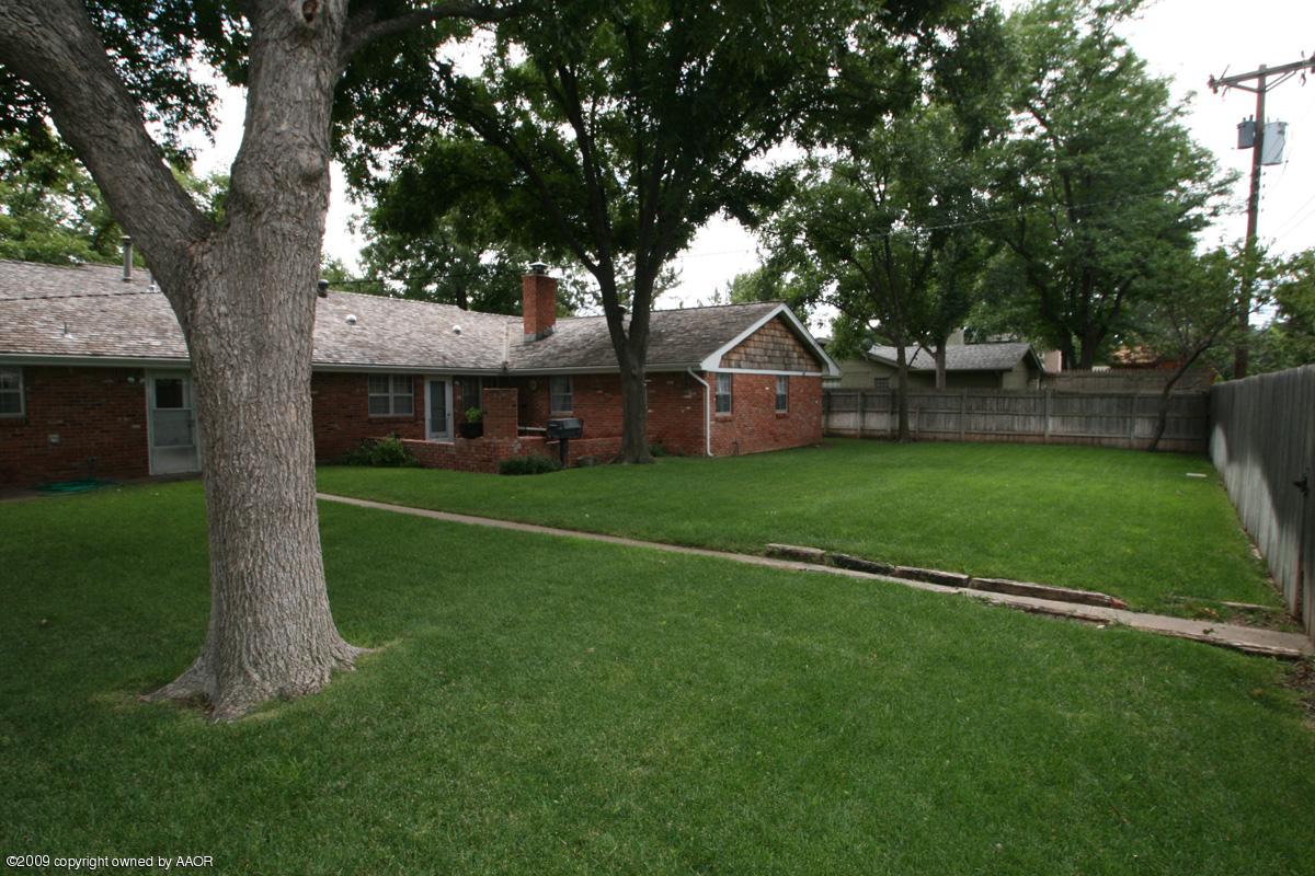 6300 Dreyfuss Road Amarillo, TX 79106 - Photo 8 of 22 a view of a house with a big yard and large tree