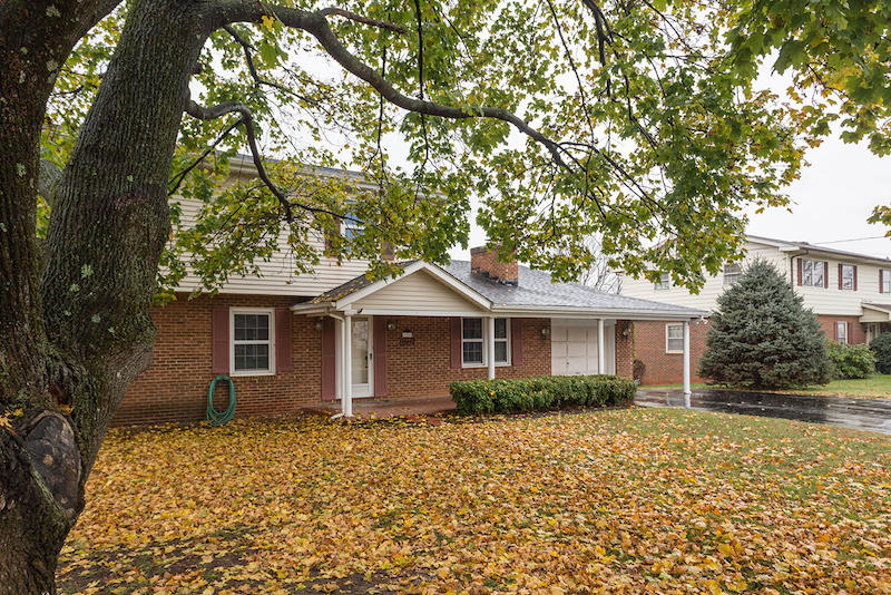 626 Olney Road Vinton, VA 24179 - Photo 2 of 31 DGA_8637