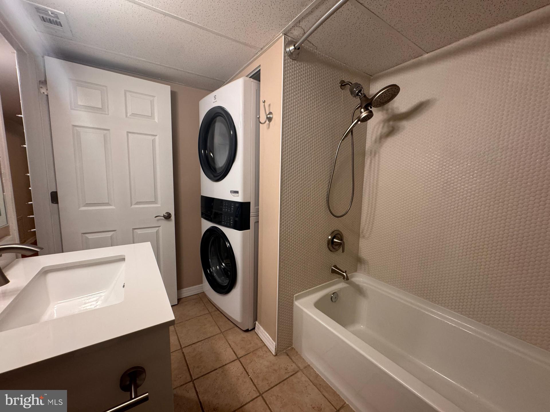 25 South Church Road, Unit 89 Maple Shade, NJ 08052 - Photo 18 of 24 a bathroom with a sink a toilet and a bathtub