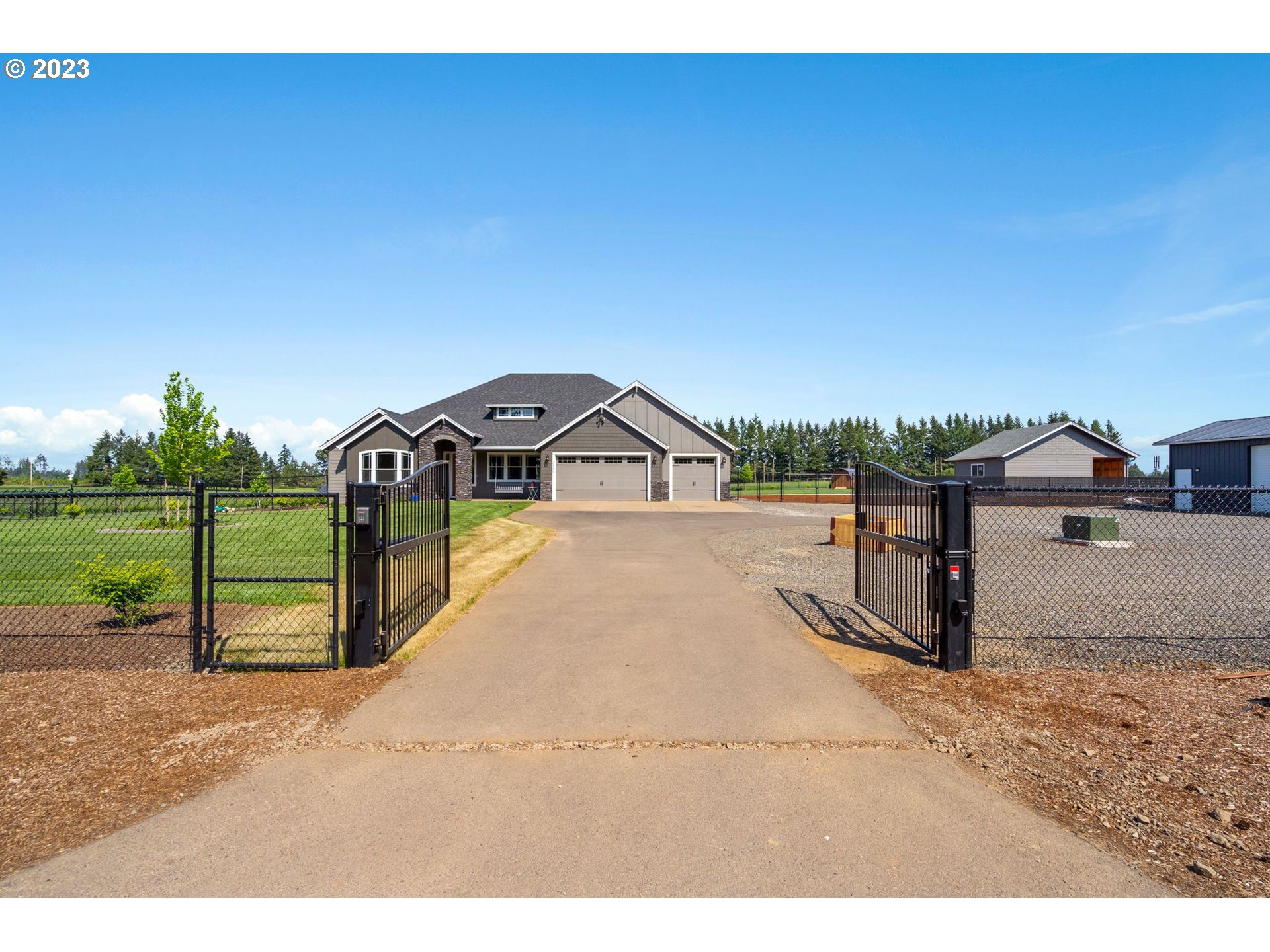 17792 South Strowbridge Road Oregon City, OR 97045 - Photo 5 of 32 a view of a street with a park