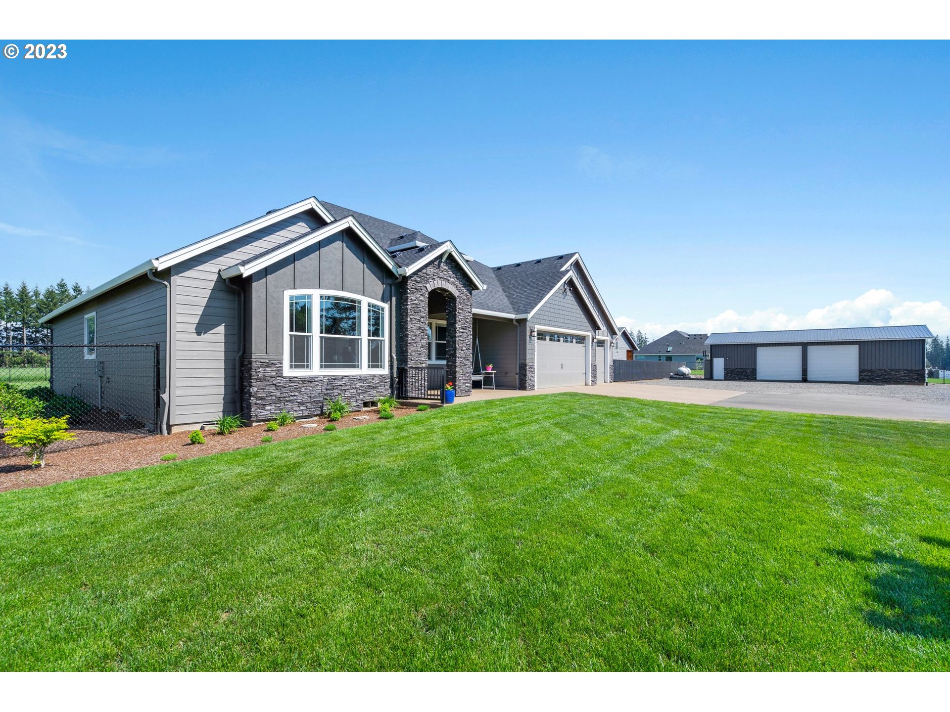 17792 South Strowbridge Road Oregon City, OR 97045 - Photo 6 of 32 a house view with a garden space