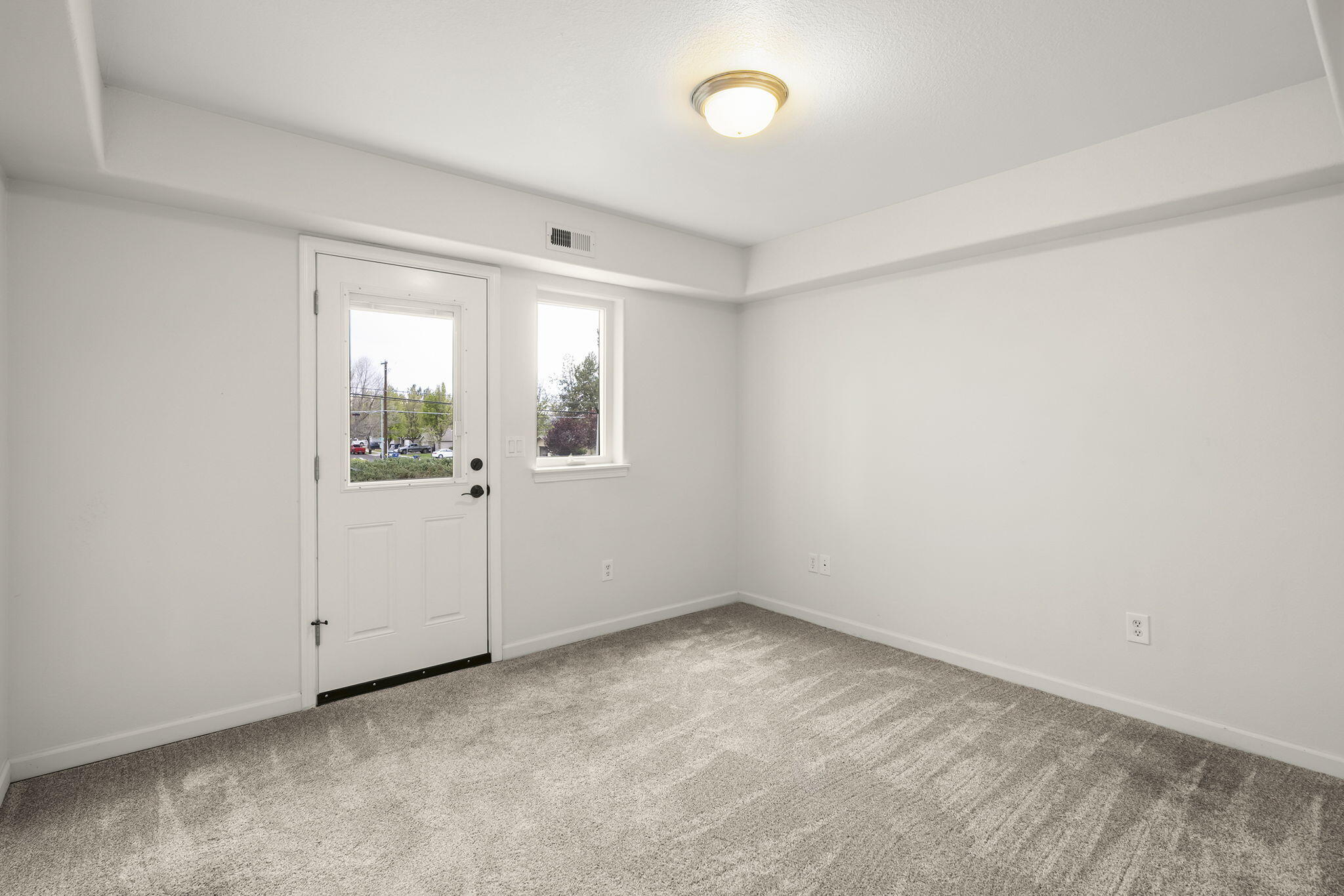438 Northwest 19th Street, Unit 60 Redmond, OR 97756 - Photo 7 of 32