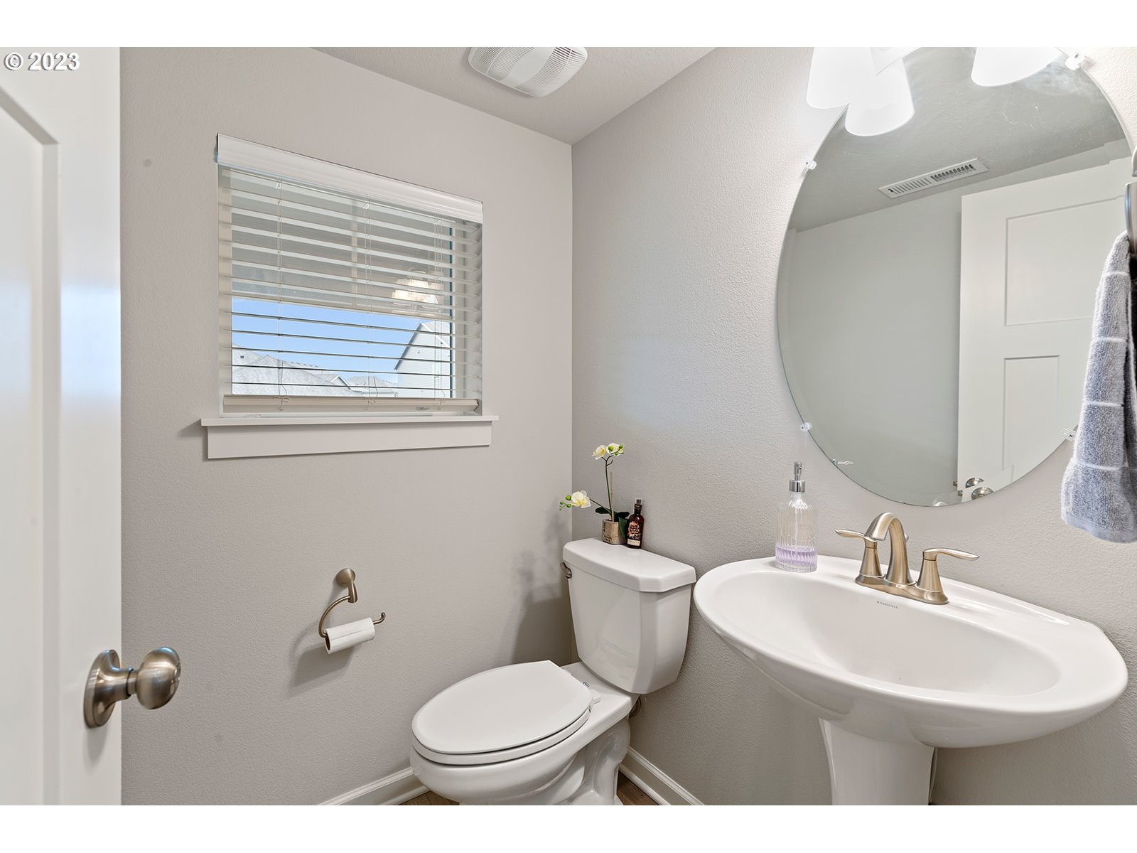 3722 South 39th Place Ridgefield, WA 98642 - Photo 21 of 45 a bathroom with a toilet sink and mirror