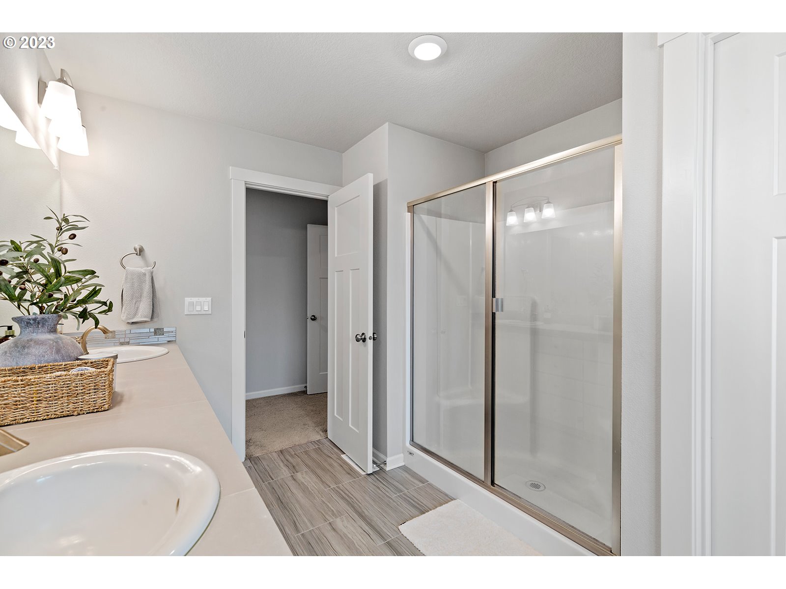 3722 South 39th Place Ridgefield, WA 98642 - Photo 31 of 45 a bathroom with a sink and shower
