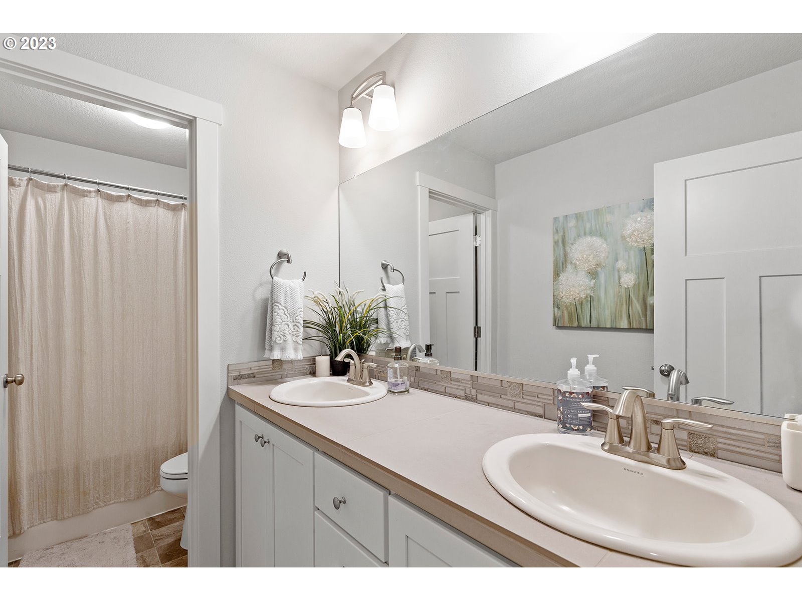 3722 South 39th Place Ridgefield, WA 98642 - Photo 41 of 45 a bathroom with 2 sink and a mirror