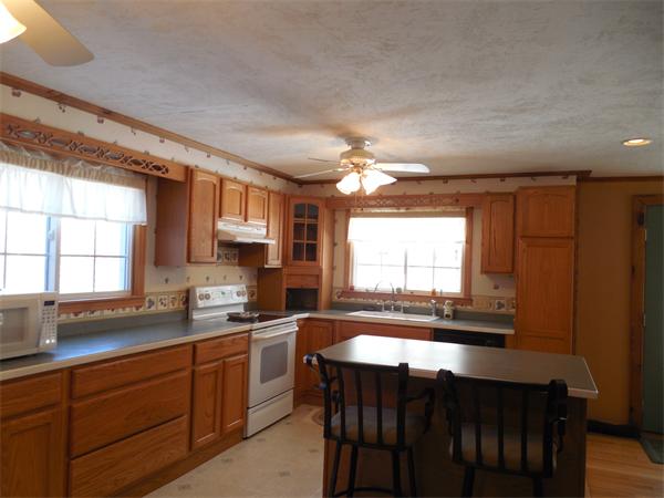 770 Reservoir Road Lunenburg, MA 01462 - Photo 3 of 23