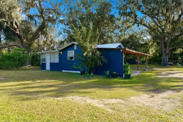 a view of a house with a backyard