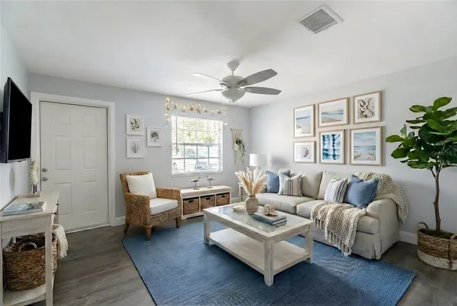 $1,900 | 625 Omaha Street, Unit 2, Palm Harbor, FL 34683