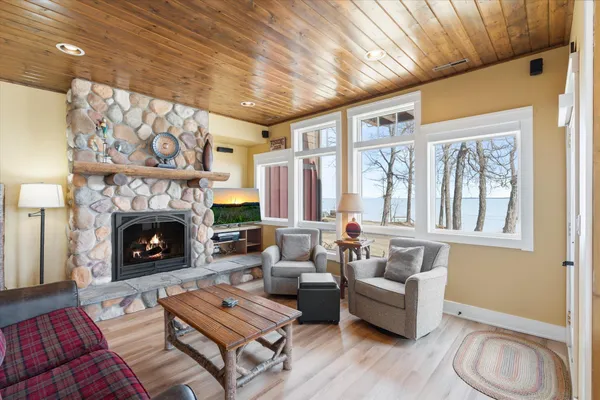 $179,900 | 6940 Beach View Lane Northwest, Unit 2201 TRAPPERS LANDING LODGE, Walker, MN 56484