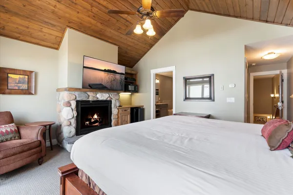 $179,900 | 6940 Beach View Lane Northwest, Unit 2201 TRAPPERS LANDING LODGE, Walker, MN 56484