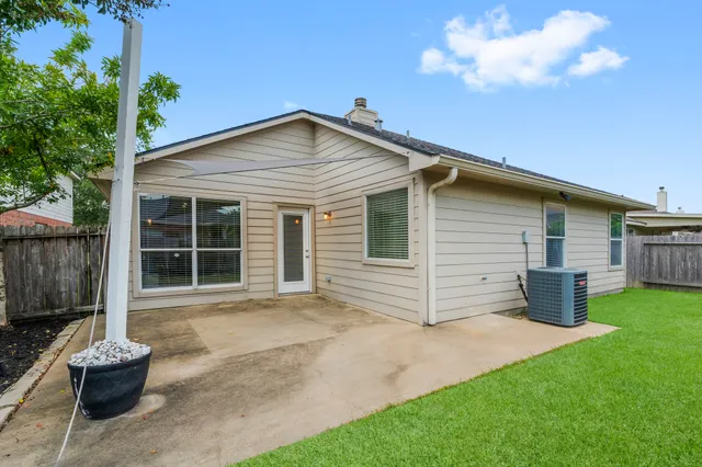 a view of a house with backyard