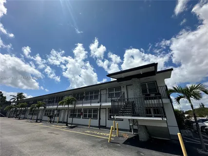 $1,595 | 2300 Madison Street, Unit 202, Hollywood, FL 33020