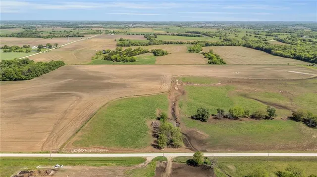 $1,200,000 | 36987 Somerset Road, Lacygne, KS 66040