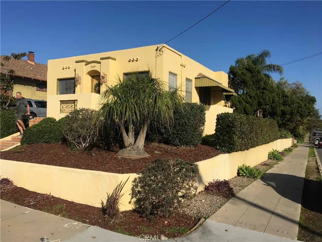 a view of a back yard of the house