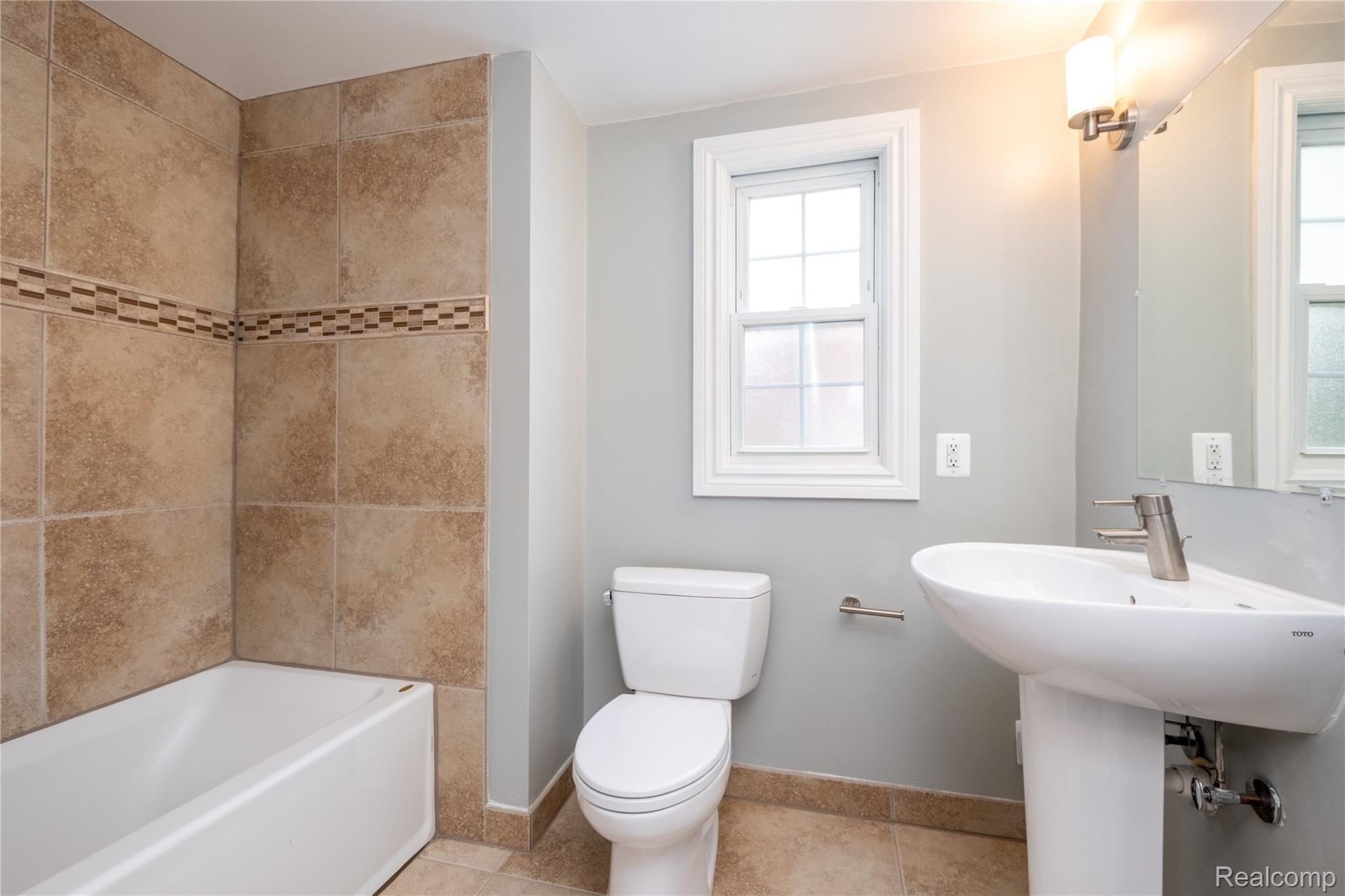 6 Hanover Road Pleasant Ridge, MI 48069 - Photo 20 of 36 Second floor full bath