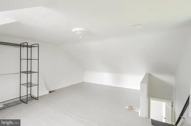 a picture of a very nice looking building