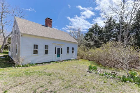 a house view with backyard space