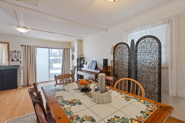 $335,000 | 660 Flagstaff Lane, Hoffman Estates, IL 60169