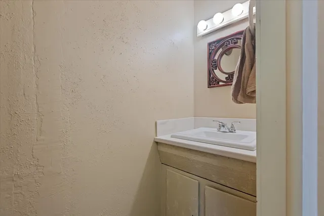 $335,000 | 660 Flagstaff Lane, Hoffman Estates, IL 60169