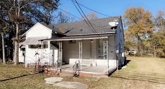 a house view with a outdoor space
