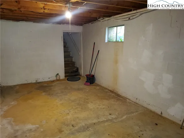 a view of a house with backyard and garden