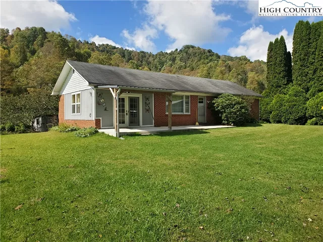 a view of a house with backyard and garden